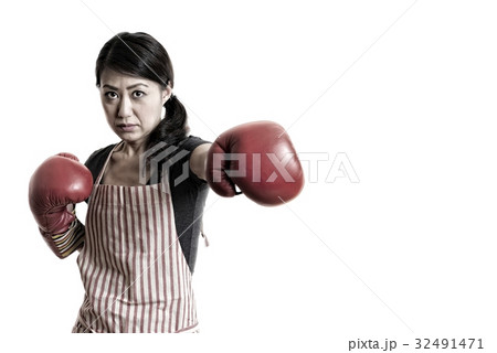ボクシンググローブをつけている女性 白背景 32491471