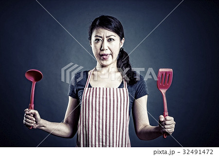 エプロンをつけている主婦のポートレート 32491472
