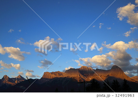 カナディアンロッキー・キャンモア Canmore 朝日に染まる山々 32491963