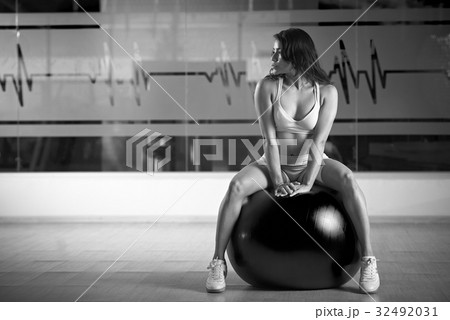 Sexy fitness trainer in gym 32492031
