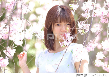 桜と学生 32492040