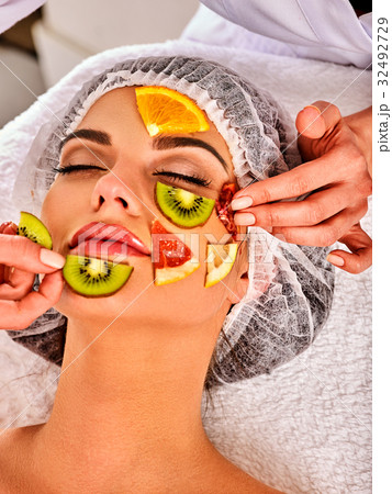 Facial mask from fresh fruits for woman 32492729