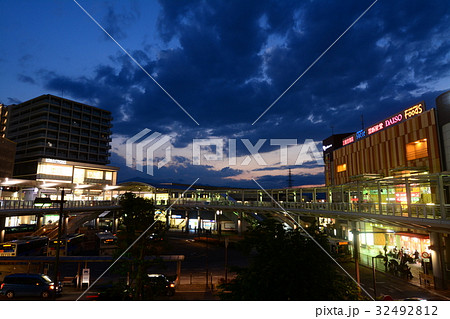 夕暮れ時の海老名駅前　神奈川県海老名市 32492812