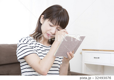 読書し感動する若い女性 32493076