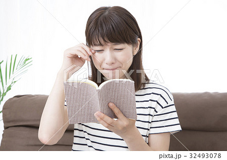 読書し感動する若い女性 32493078