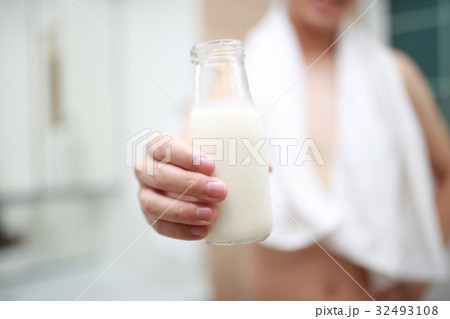 牛乳 ミルク (風呂上がり 白 ホワイト ボディパーツ 顔なし 人物 コピースペース 水分補給) 32493108