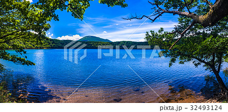 初夏の大幡池と韓国岳 初夏の大幡池と韓国岳 32493124