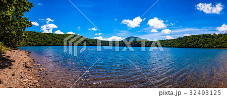 初夏の大幡池と韓国岳 初夏の大幡池と韓国岳 32493125