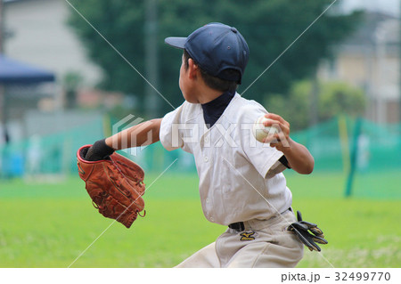 ボールを投げる野球少年の写真素材