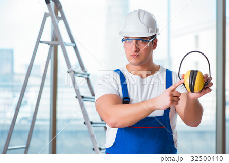 Young worker with noise cancelling headphones 32500440