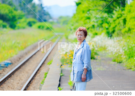 駅に立っているシニア女性 32500600