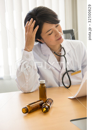 女医 お医者さん 栄養ドリンク エナジードリンク 激務 心労 診察 病院 医療 医者 聴診器 白衣 女医 お医者さん 栄養ドリンク エナジードリンク 激務 心労 診察 病院 医療 医者 聴診器 白衣 32500629