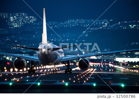 夜の出発便 ボーイング777の離陸 夜の出発便 ボーイング777の離陸 32500786