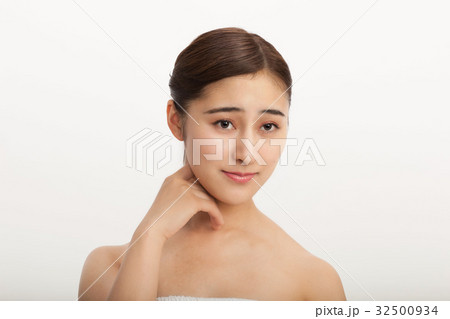 ビューティー 女性 スキンケア ビューティ 若い女性 美容 ビューティー 女性 スキンケア ビューティ 若い女性 美容 32500934