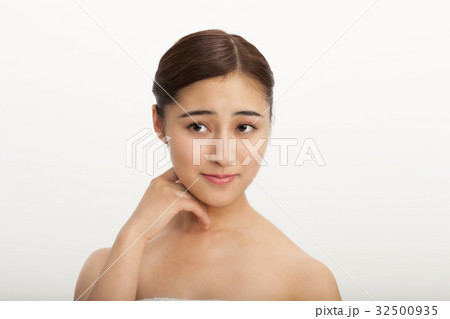 ビューティー 女性 スキンケア ビューティ 若い女性 美容 ビューティー 女性 スキンケア ビューティ 若い女性 美容 32500935