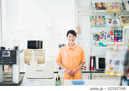 コンビニ店員 32502596