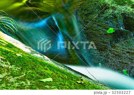 涼しい谷川の流れ 涼しい谷川の流れ 32503227