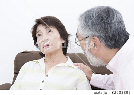 介護イメージ　うつ病　認知症　老老介護　 32503892