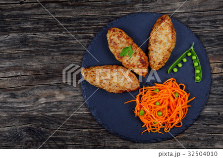 juicy chicken turkey fried cutlets, top view juicy chicken turkey fried cutlets, top view 32504010