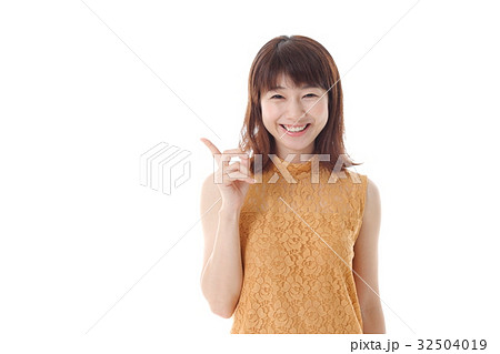 指さしポーズの女性 32504019