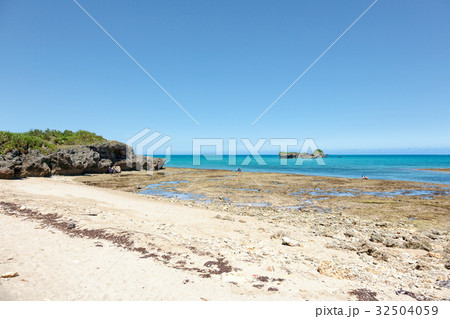 沖縄  (7月  夏  青い海  青い空　浜比嘉島) 32504059