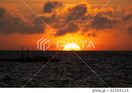 沖縄 7月 夏 青い海 青い空 残波ビーチ 夕日 の写真素材