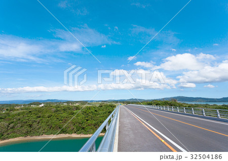 沖縄 (7月 ワルミ大橋 夏 青い海 青い空) 沖縄 (7月 ワルミ大橋 夏 青い海 青い空) 32504186