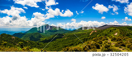 大幡山から観る霧島  高千穂峰～新燃岳 32504205