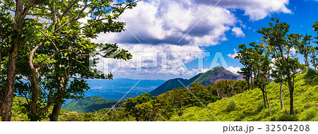 高千穂峰と新緑の森 32504208