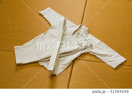 畳の床に置かれた道着（空手着、柔道着）と白帯 32504349
