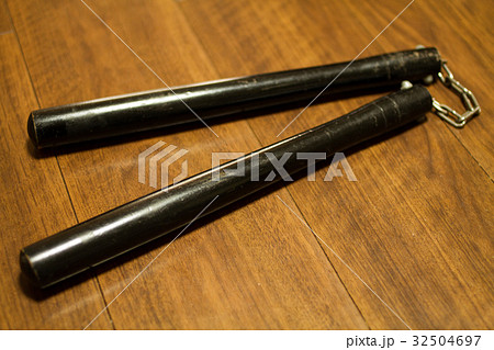 道場の木の床に置かれた沖縄空手の武器「ヌンチャク」 32504697