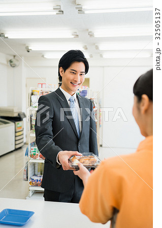 コンビニ弁当 32505137