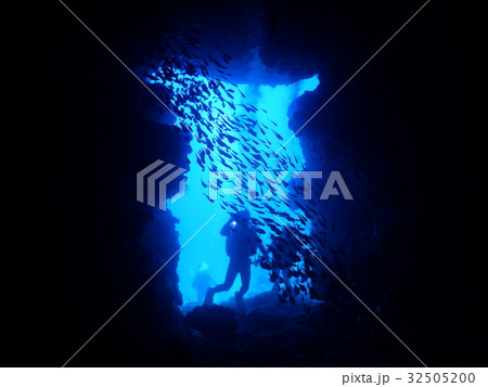 海底洞窟 32505200