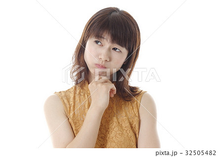 困った表情の女性 困った表情の女性 32505482