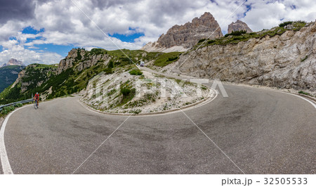 3 cime di Lavaredo u-shape curve with cyclist 32505533