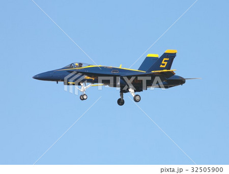 カリフォルニアの青い空を飛行する米海軍ブルーエンジェルスのFA-18C ...
