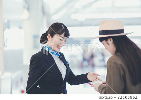 空港 チェックインカウンター 空港 チェックインカウンター 32505962