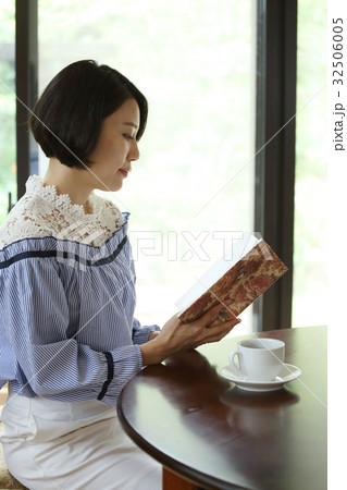 読書をする女性 読書をする女性 32506005