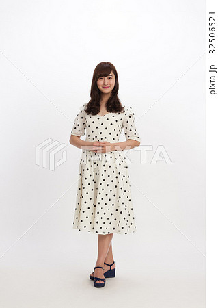 ファッション　若い女性 32506521