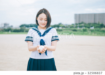 野球ボールを渡す女子高生 野球ボールを渡す女子高生 32506837