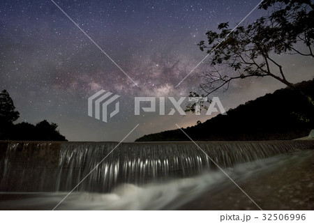 milkyway over small dam milkyway over small dam 32506996
