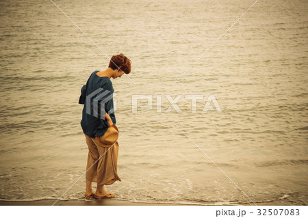 海 散歩 女性 夕方 海辺 リラックス 海 散歩 女性 夕方 海辺 リラックス 32507083