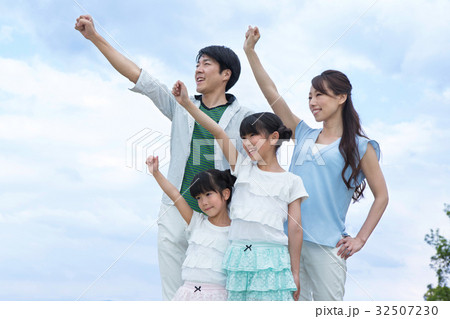 えいえいおーをする家族 32507230
