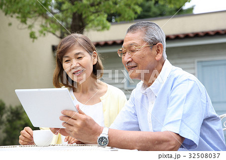 タブレットをするシニア夫婦 タブレットをするシニア夫婦 32508037