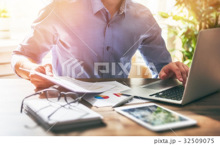 man working in office 32509075