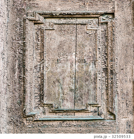 Cracking and peeling paint on a wall. Wood 32509533