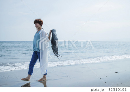 海 散歩 女性 砂浜 海岸 旅行 観光 海辺 リラックス 海 散歩 女性 砂浜 海岸 旅行 観光 海辺 リラックス 32510191