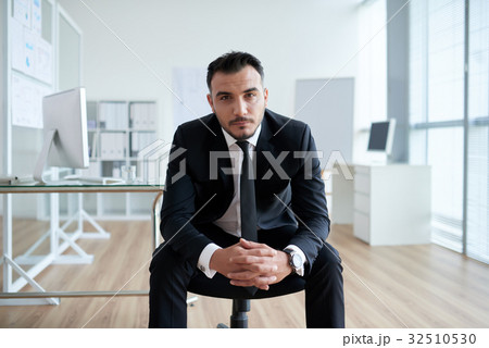 Handsome entrepreneur Handsome entrepreneur 32510530
