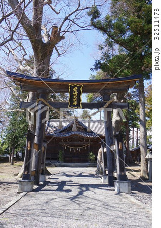 信州　松本の神社　岩崎神社　鳥居と参道　縦　川魚を神に捧げる「川狩りの神事」が珍しい 32511473