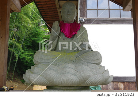 信州の文化財　名工　守屋貞治の石仏　延命地蔵大菩薩　本体横（箕輪町長松寺） 32511923